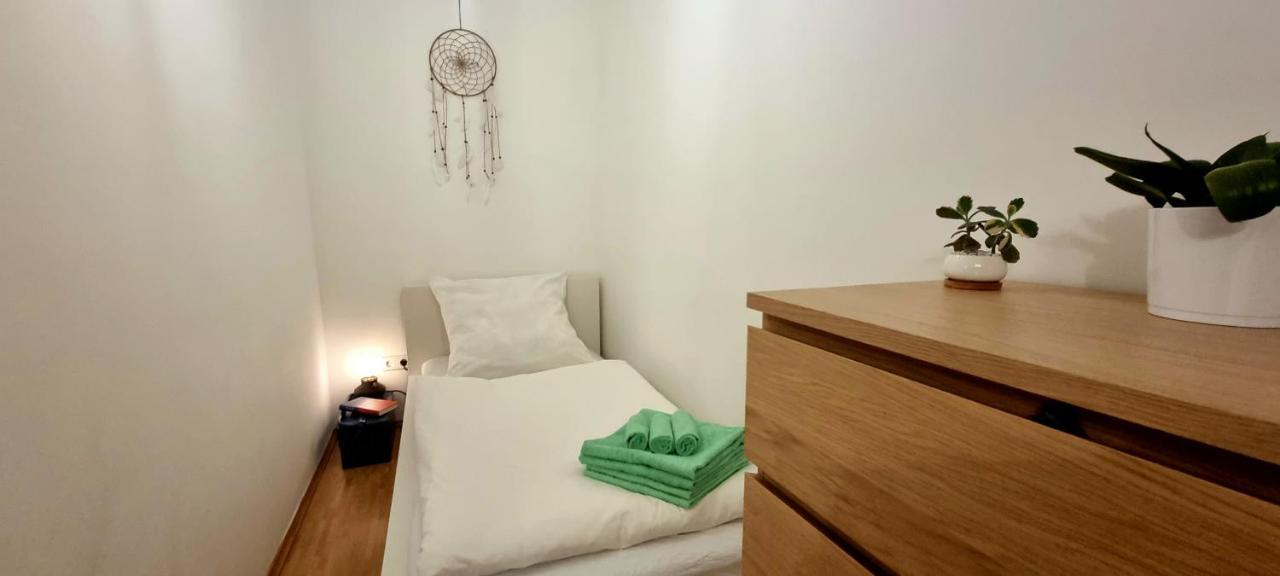 Business Apartment Mit Kuche Fur 1-3 +Netflx+5G Wlan Nahe Der Mhh Im Industrial Design Hanovra Exterior foto